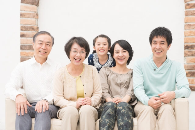 親子間の住宅取得資金に関する関する贈与の記事のまとめ部分であるので、老夫婦・息子夫婦その子が一堂に座って笑顔の写真画。